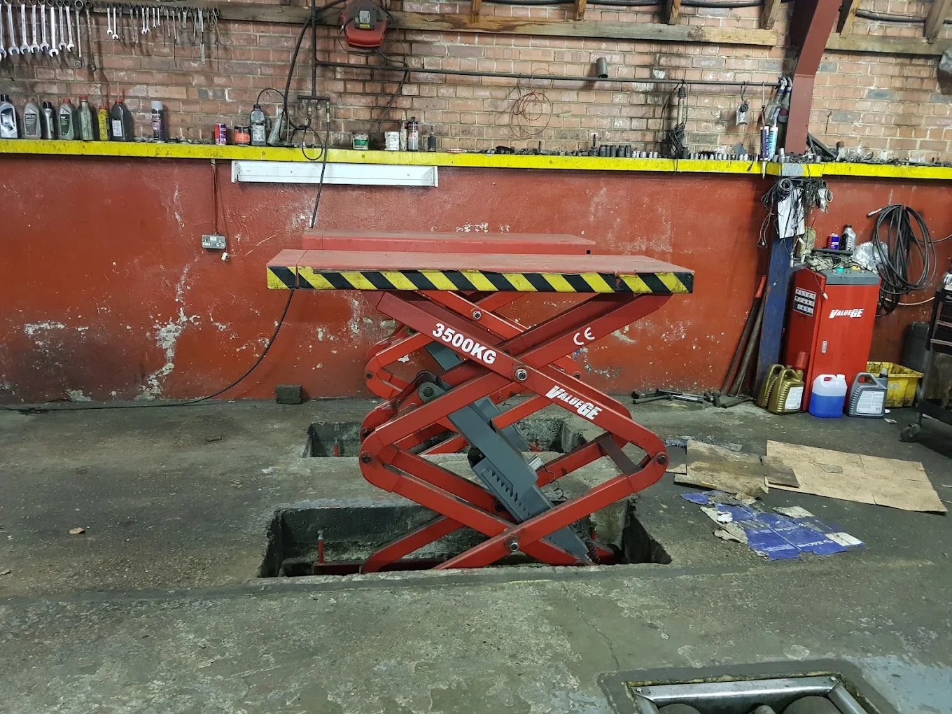 3500kg scissor lift — Derby Service Centre workshop equipment